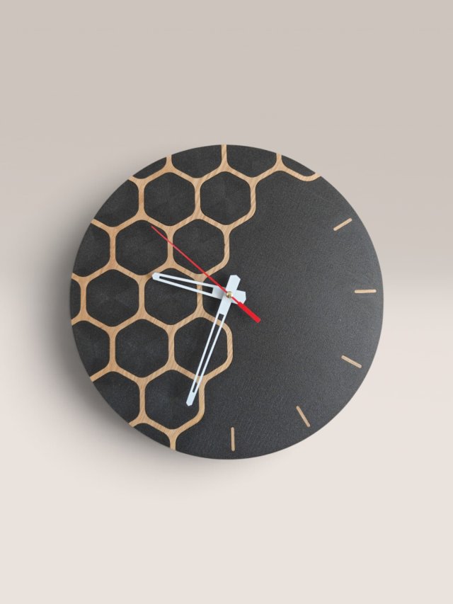 HEXA — чорний настінний годинник з дерев’яною геометричною вставкою DATIX